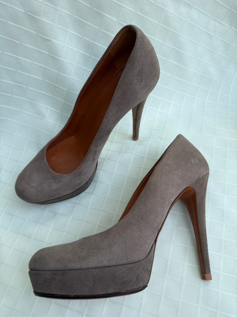 Vintage Gucci Gray Taupe Suede Round-Toe Pumps